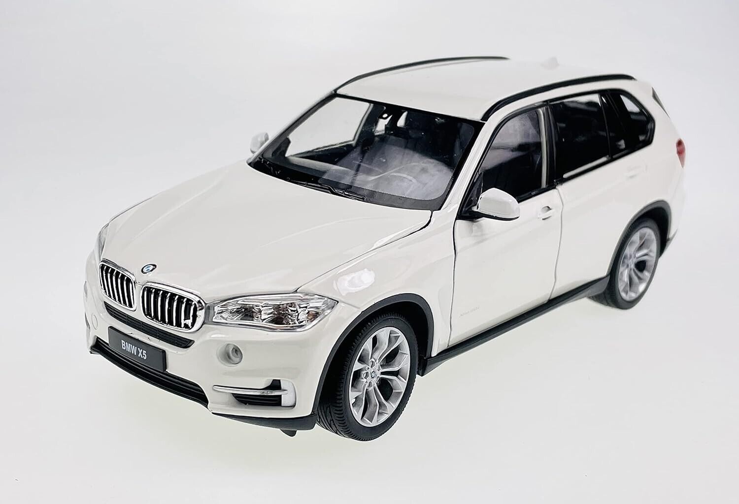 Modelīši - BMW X5 (F15), balts
